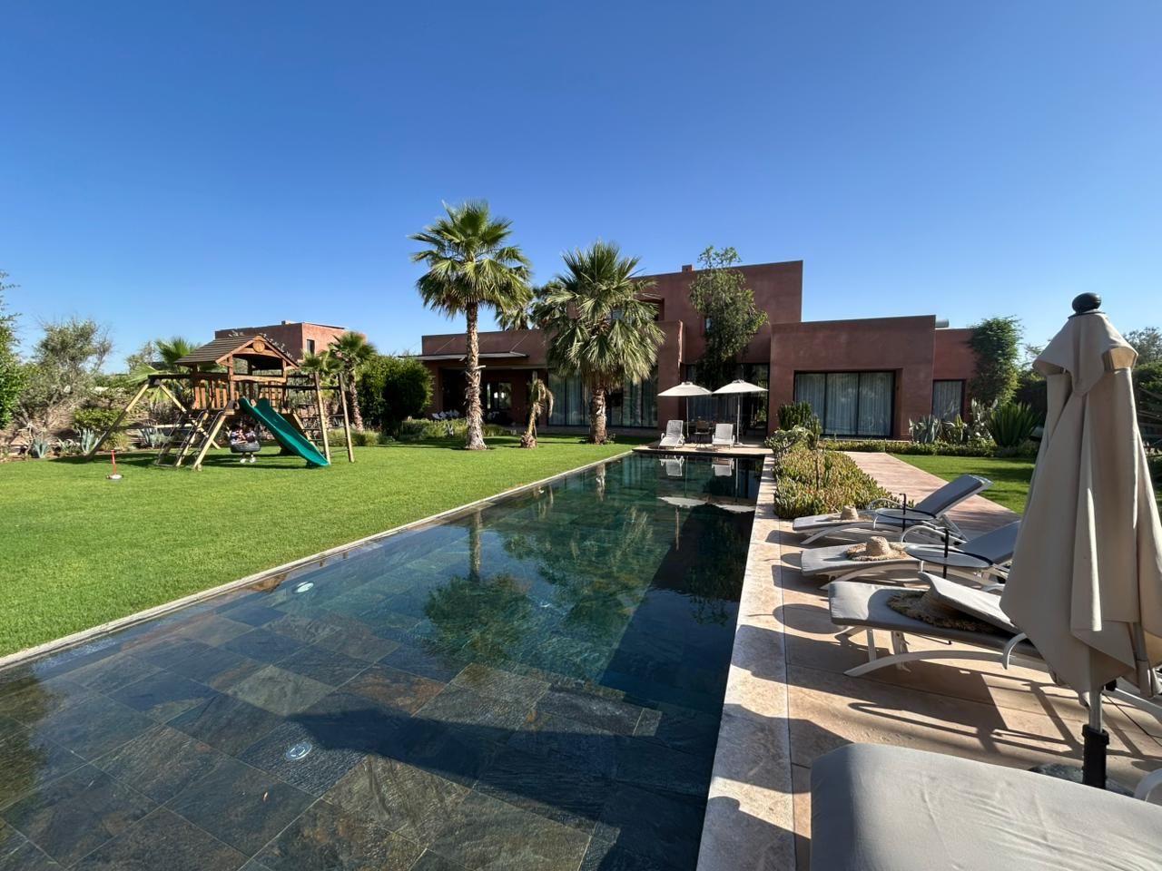 Villa et piscine à débordement en journée
