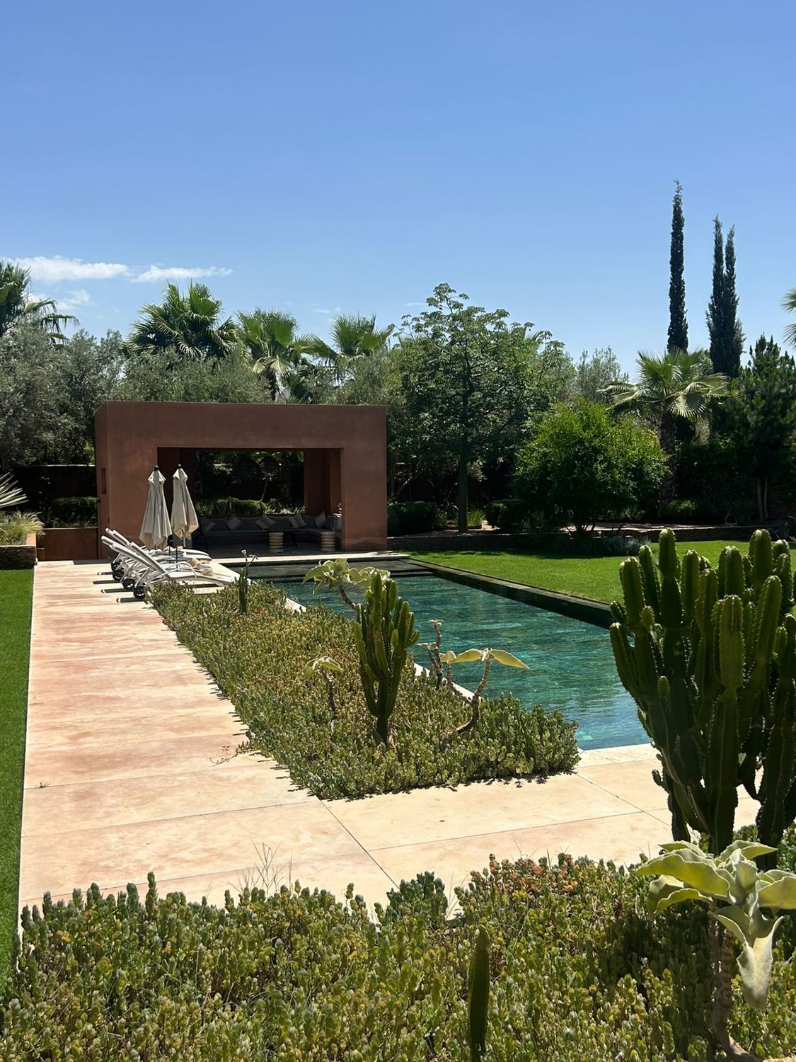 Piscine et pool house entourés du jardin