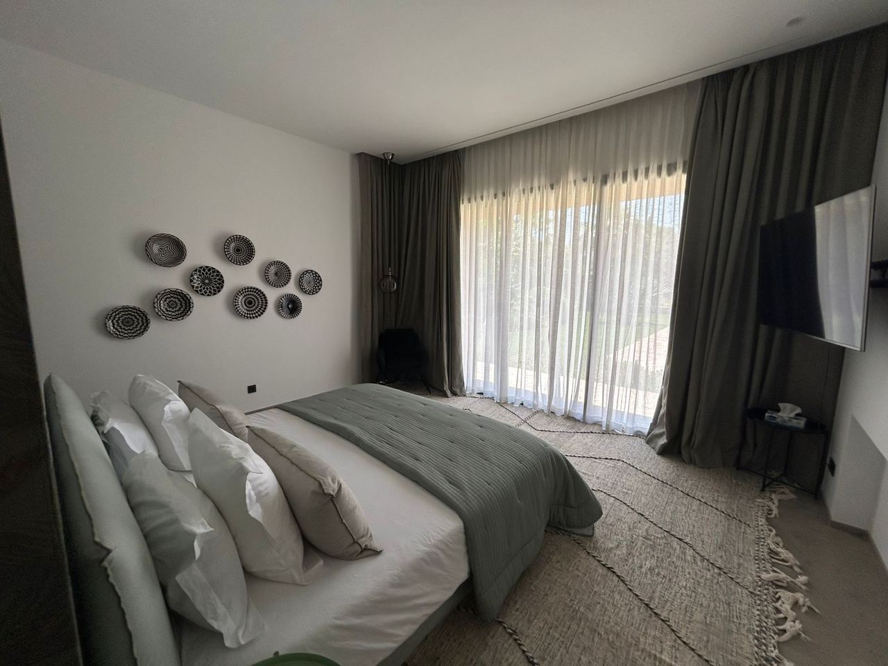 Chambre avec baies vitrées sur le jardin