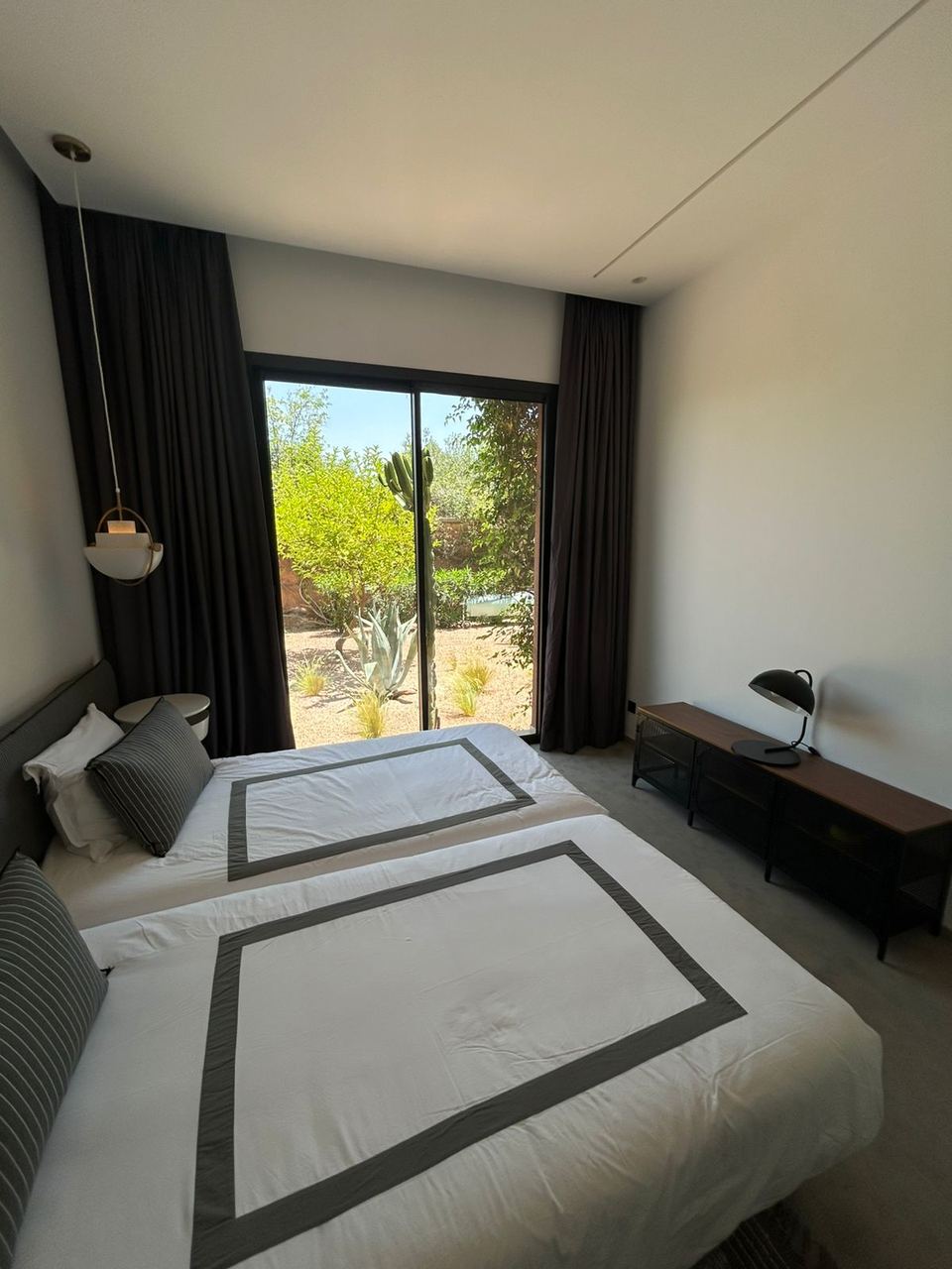 Chambre lits jumeaux ouverte sur le jardin