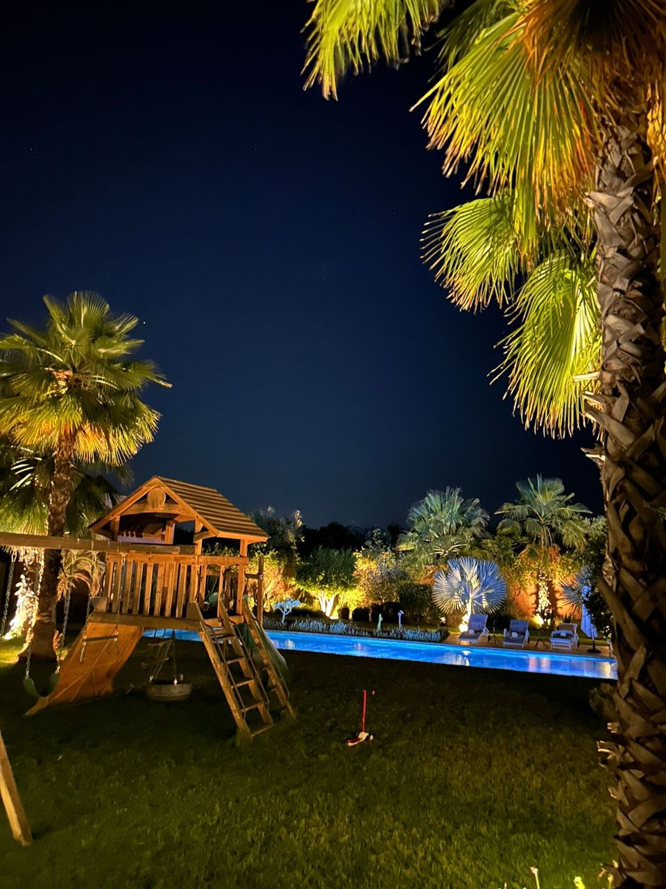 Jardin illuminé, aire de jeux et piscine