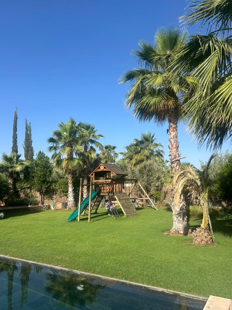 Jardin paysager et aire de jeux enfants