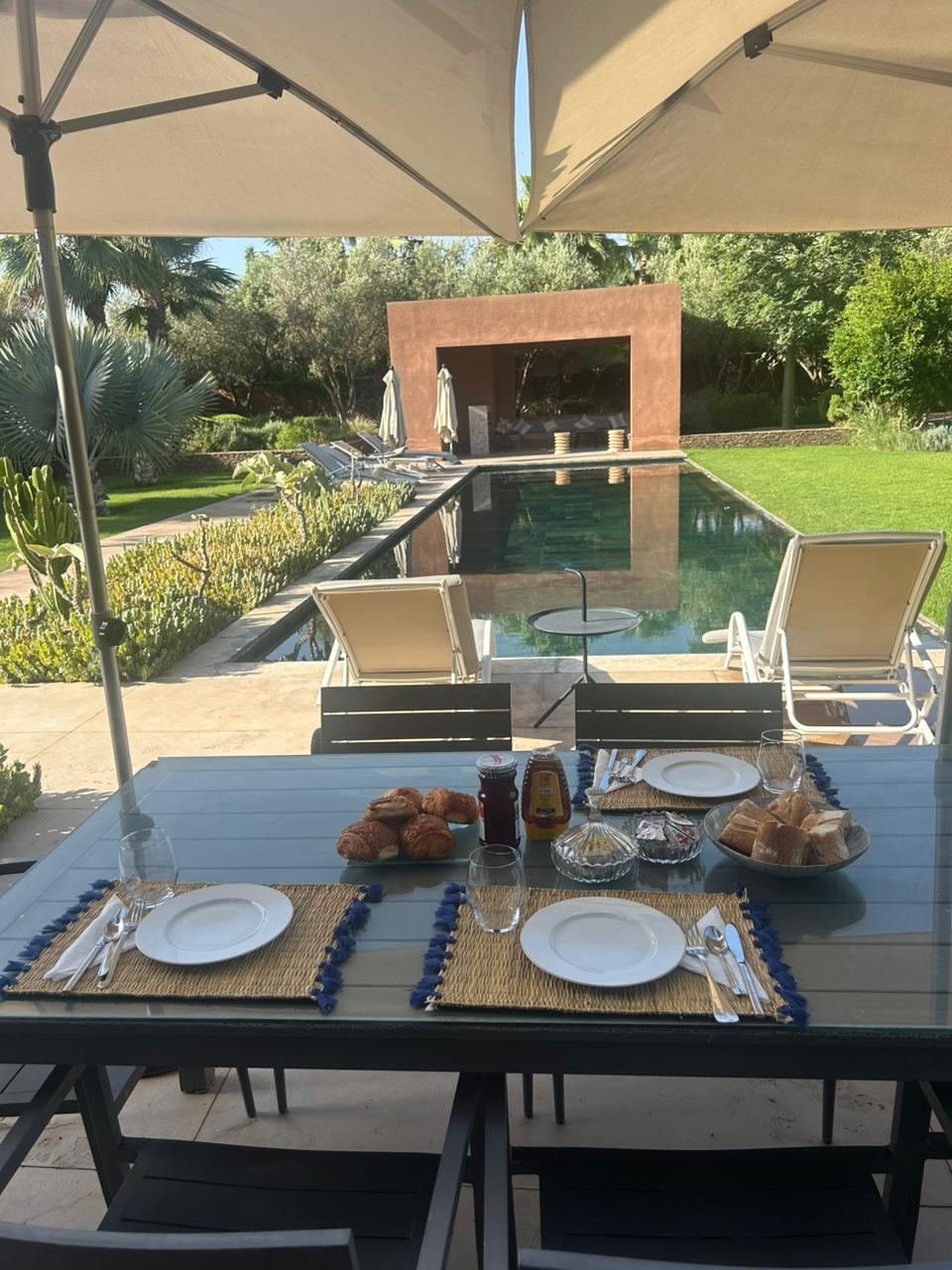 Petit-déjeuner au bord de la piscine